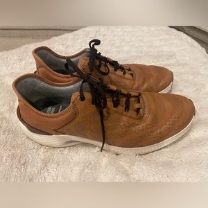 Johnston and Murphy Activate U-Throat.